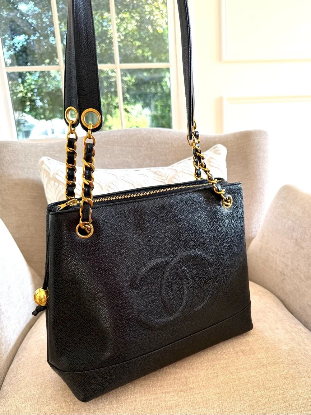 Authentic Chanel CC black caviar leather shoulder bag tote gold hardware